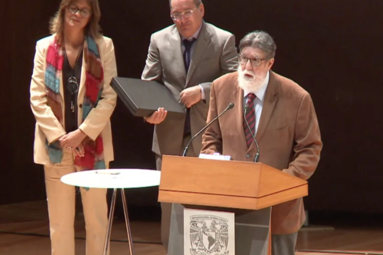 Andrés Fábregas condecorado con el Premio CLACSO 2022